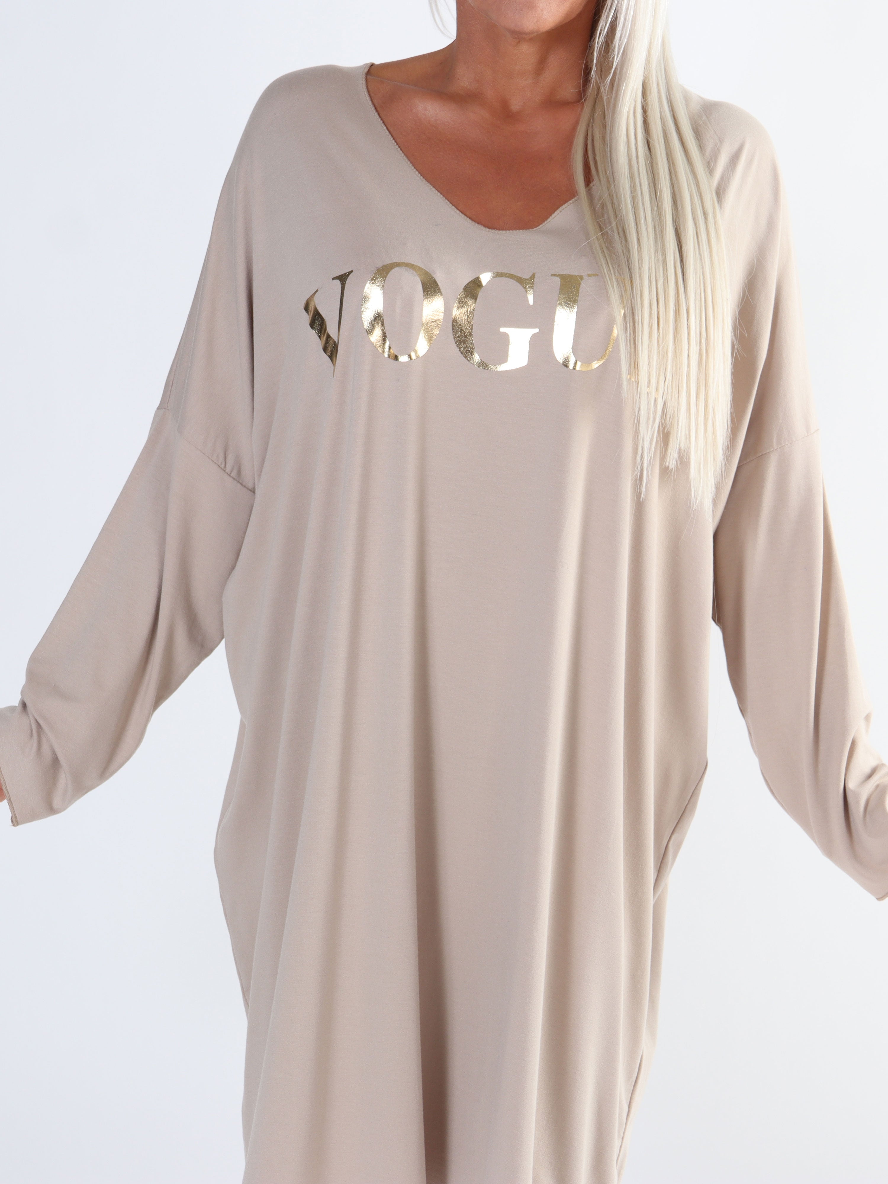 Vogue Long Sleeve - Langærmet plus size kjole i viskose med guld skrift